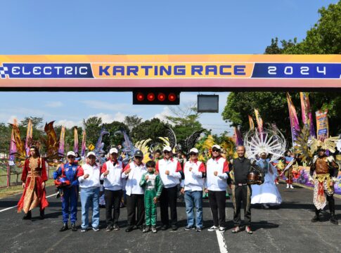 Caption: Pj Gubernur Jabar Bey Machmudin menghadiri Pembukaan Electric Karting Race 2024 Round 1 memperebutkan Piala Menteri PUPR di Sirkuit EV Kementerian PUPR, kampus Direktorat Bina Teknik Jalan dan Jembatan, Kota Bandung, Sabtu (3/8/2024).(Foto: Biro Adpim Jabar)