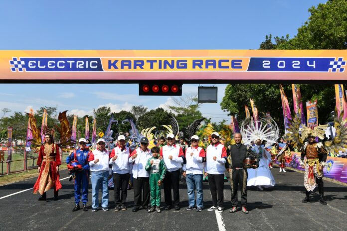 Caption: Pj Gubernur Jabar Bey Machmudin menghadiri Pembukaan Electric Karting Race 2024 Round 1 memperebutkan Piala Menteri PUPR di Sirkuit EV Kementerian PUPR, kampus Direktorat Bina Teknik Jalan dan Jembatan, Kota Bandung, Sabtu (3/8/2024).(Foto: Biro Adpim Jabar)