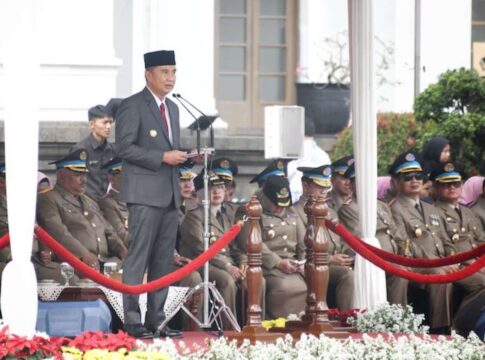 Caption: Penjabat Gubernur Jawa Barat Bey Machmudin menjadi Inspektur Upacara pada Peringatan Hari Agraria dan Tata Ruang (Hantaru) Tahun 2024 Tingkat Provinsi Jawa Barat di halaman depan Gedung Sate Bandung, Selasa (24/9/2024).