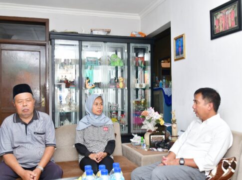 Caption: Penjabat Gubernur Jabar Bey Machmudin takziah ke rumah duka salah satu korban TPPO di Parungseah, Kecamatan Sukabumi, Kabupaten Sukabumi, Selasa (17/9/2024).(Foto: Yogi Prayoga/Biro Adpim Jabar)