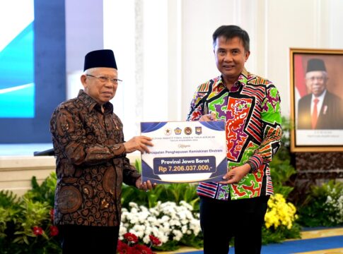 Wakil Presiden RI, Ma’ruf Amin, secara simbolis menyerahkan dana insentif tersebut kepada Penjabat Gubernur Jawa Barat, Bey Machmudin, dalam sebuah seremoni di Auditorium Sekretariat Wakil Presiden RI, Jakarta Pusat