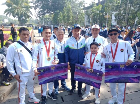 Caption :Para atlet Paralimpiade Paris 2024 mendapatkan uang kadeudeuh dari Pemdaprov Jabar diserahkan secara simbolis oleh Penjabat Gubernur Bey Machmudin pada acara peringatan HAORNAS