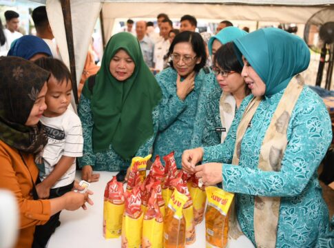 Caption: Penjabat Ketua Tim Penggerak Pemberdayaan Kesejahteraan Keluarga Provinsi Jawa Barat Amanda Soemedi Bey Machmudin mendampingi Ketua Umum TP PKK Pusat Tri Tito Karnavian meninjau kegiatan GPM