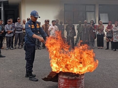 Ketpot: Petugas Damkar saat memberikan pelatihan Penanggulangan kebakaran kepada anggota Linmas dan perangkat desa di Kecamatan Panawangan Ciamis
