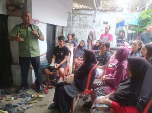 Ketfot: Calon wali kota Bandung Muhammad Farhan Saat Bertemu Dengan Para PKL di Kawasan Cicadas Kota Bandung Kamis (10/10/2024)