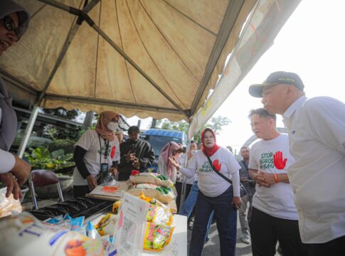 Ketfot: PJ Wali Kota Bandung A Koswara Saat Meninjau Langsung Gerakan Pangan Murah (GPM) di halaman Kantor DKPP Jalan Arjuna Kota Bandung Jabar Rabu (16/10/2024)-Ist-