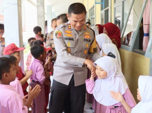 Ketpot: Kapolres Ciamis AKBP Akmal saat berada di SDN 2 Kadupandak dalam rangka membagikan makan siang sehat gratis