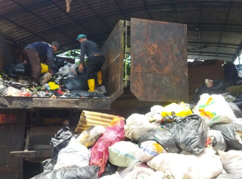 Ketfot: Tumpukan Sampah di TPS Pasar Sederhana Kota Bandung