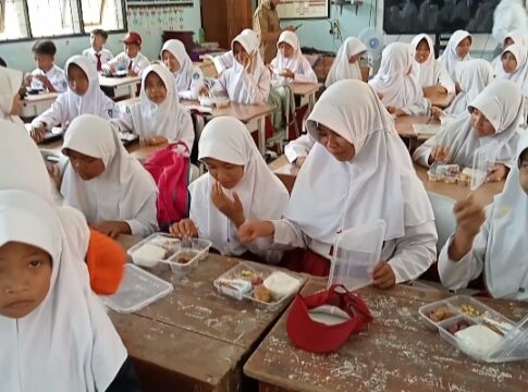 Poto: siswa-siswi SD 2 Kalipucang saat menyantap makan siang gratis