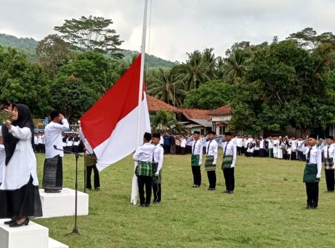 Poto: pasukan paskibra dari SMKN 1 Padaherang mengibarkan bendera merah putih