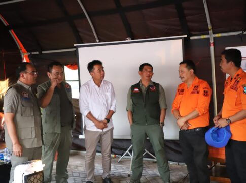 Caption: Penjabat Gubernur Jabar Bey Machmudin saat Rakor Penanganan Darurat Gempa Bumi Kabupaten Garut, di kantor Kecamatan Pasirwangi, Kabupaten Garut, Kamis (19/9/2024).