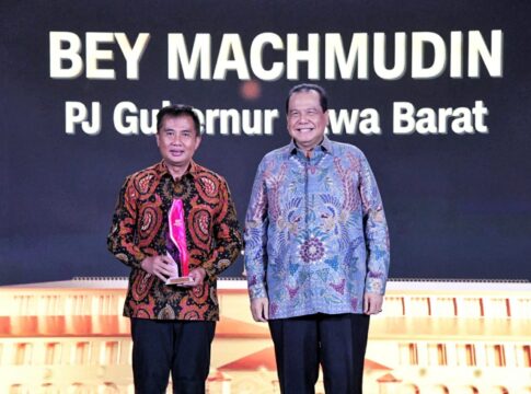 Caption: Penjabat Gubernur Jawa Barat Bey Machmudin menghadiri CNN Indonesia Award 2024 di Trans Hotel, Kota Bandung, Selasa (17/9/2024). Pemdaprov Jabar meraih penghargaan sebagai Pemerintahan yang Baik dalam Menyosialisasikan Program Kinerja kepada Masyarakat.(Foto: Biro Adpim Jabar)