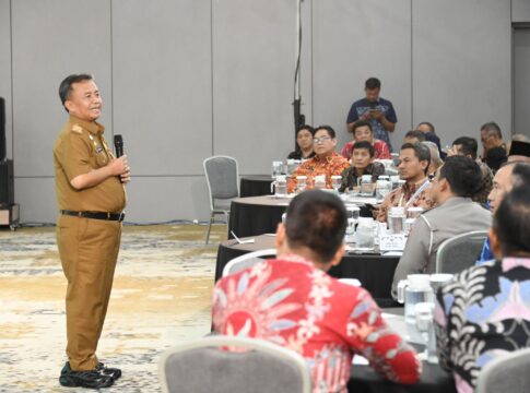 Caption: Sekda Jabar Herman Suryatman menhadiri Seminar Nasional dengan tema  “Tantangan dan Peningkatan Kinerja Layanan Sektor Transportasi” di Hotel Laska, Kabupaten Subang, Selasa (17/9/2024).(Foto: Rizal FS/Biro Adpim Jabar)