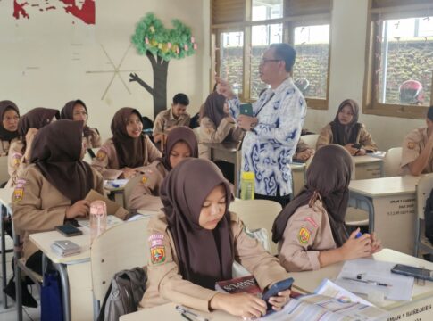 Kasubag TU P3DW Ciamis Asep Wawan memberikan Edukasi Ketaatan Pajak Kepada Siswa SMAN 1 Baregbeg