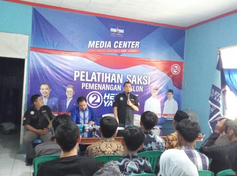 Ketfot: Ketua DPC Demokrat Ciamis Anjar Asmara memberi wejangan kepada para saksi dari Partai Demokrat untuk kemenagan Paslon Bupati Wakil Bupati Ciamis Herdiat Yana pada Pilkada 2024