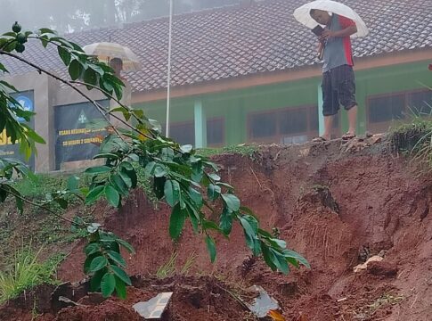 Ketpot: Tebing depan SDN 2 Sidamulih Desa Mekarmulya Kecamatan Pamarican yang longsor