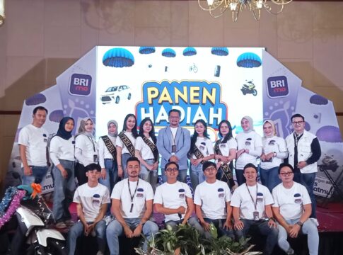 Ket foto : Pimpinan Bank BRI Cabang Singaparna Tasikmalaya Johanes Alfred Simanjuntak Bersama Panitia Panen Hadiah Simpedes BRI (fokusjabar/Seda)