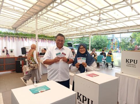 Calon Walikota Bandung nomor urut 2, Haru Suandharu Bersama Istri Menggunakan Hak Pilihnya di TPS 15, Kelurahan Antapani Kidul, Kecamatan Antapani, Kota Bandung Jabar Rabu (27/11/2024)