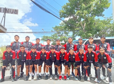 Ket foto : Skuad Tim Putra Junior FC, berfoto bersama saat akan berangkat ke Cimahi (fokusjabar/Seda)