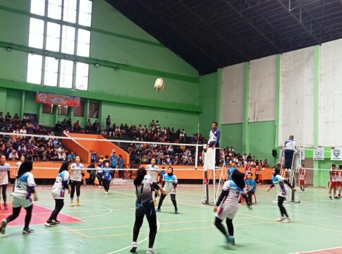 Ket foto : Open Tournamen Bola Voli Batara Cup 2024, Berlangsung di GOR Sukapura Kota Tasikmalaya (fokusjabar/Seda)