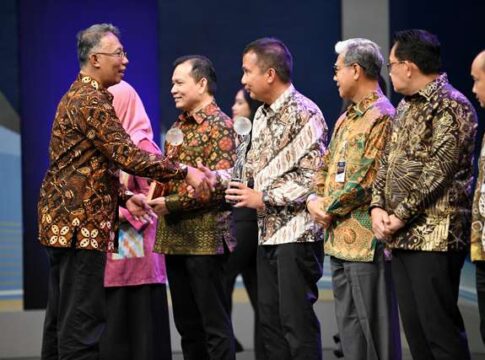 Caption: Penjabat Gubernur Jawa Barat Bey Machmudin menghadiri Malam Penganugerahan Pengahargaan BHUMANDALA AWARD TAHUN 2024 di Grand Studio Metro TV, Jakarta, Senin (4/11/2024).(Foto: Biro Adpim Jabar)