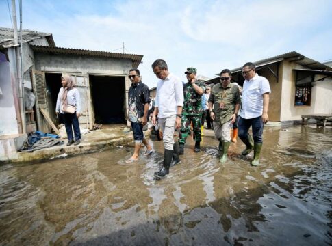 Bey Machmudin Tinjau Banjir Rob di Indramayu