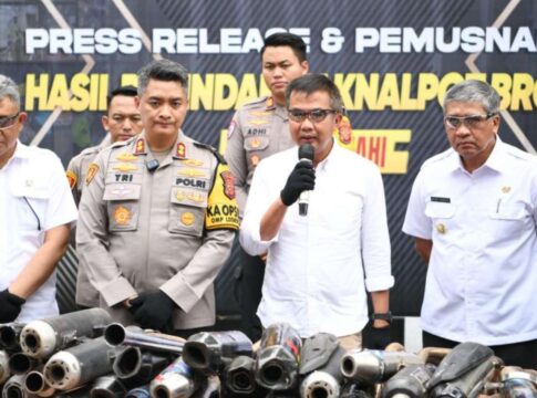 Caption: Penjabat Gubernur Jawa Barat Bey Machmudin menghadiri Launching Gugus Tugas Polri Mendukung Ketahanan Pangan Secara Serentak Se-Indonesia, dilanjutkan dengan menyaksikan pemusnahan kenalpot brong di Lapangan Satuan Samapta Polres Cimahi, Kota Cimahi, Rabu (20/11/2024).(Foto: Biro Adpim Jabar)