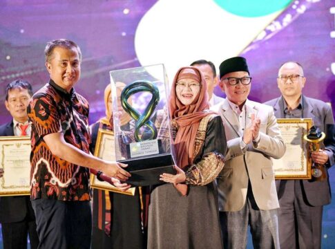 Caption: Pj Gubernur Jabar Bey Machmudin menghadiri Awarding Kompetisi Inovasi Jawa Barat (KIJB) 2024 di Trans Hotel, Kota Bandung, Kamis (21/11/2024).(Foto: Rizal Fs/Biro Adpim Jabar)