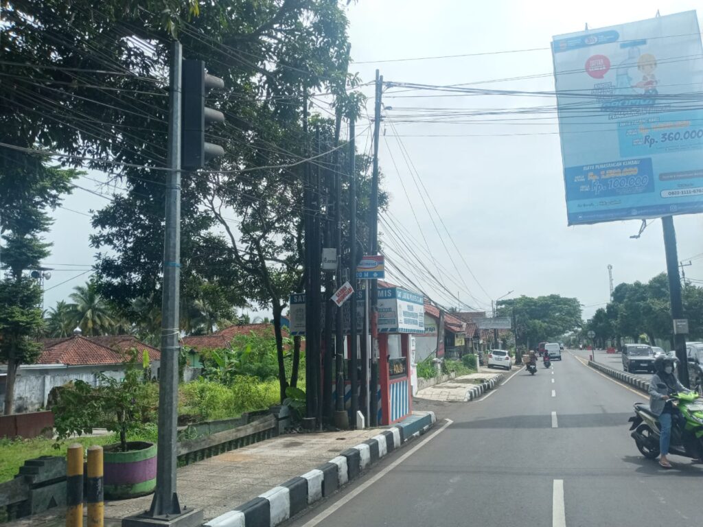 Ketfot: Kondisi Tihang Fiber Optik di Ruas Jalan Pertigaan Kodim 0613 Ciamis, Jalan Jenderal Ahmad Yani Kertasari Ciamis