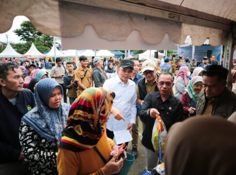 Penjabat Wali Kota Bandung, A. Koswara Saat Meninjau Bazar Murah di di Lapang Puter, Kecamatan Coblong, Kota Bandung, Selasa, (3/12/2024)