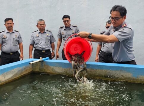 Ketpot: Kepala Lembaga Pemasyarakatan (Lapas) Kelas IIB Ciamis Beni Nurrahman saat menebarkan bibit ikan lele dumbo