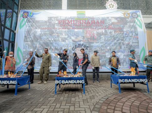 Pemerintah Kota (Pemkot) Bandung bersama Bea Cukai Jawa Barat dan Bea Cukai Kota Bandung Musnahkan Barang Milik Negara (BMN) hasil penindakan dalam operasi Gempur Rokok Ilegal di halaman Kantor Satuan Polisi Pamong Praja (Satpol PP) Kota Bandung Jalan RAA.Martanegara Kota Bandung Jabar Kamis (5/12/2024).