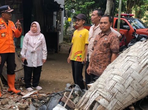 Ketpot: Petugas BPBD Ciamis saat mengunjungi rumah warga yang ambruk di wilayah Desa Cikaso