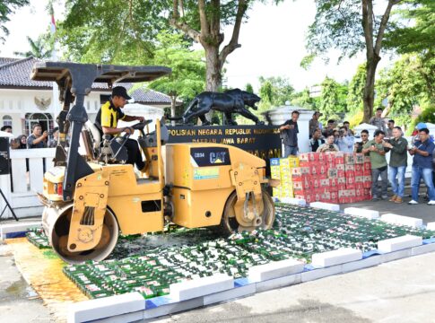 Poto: Ribuan botol miras dimusnahkan menggunakan alat berat di Pangandaran