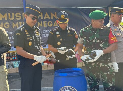 Bea Cukai Bandung bersama Bea Cukai Jawa Barat dan stakeholders terkait, memusnahkan rokok dan minuman beralkohol ilegal, di Kantor Bea Cukai Bandung, Kota Bandung, Jumat (20/12/2024)