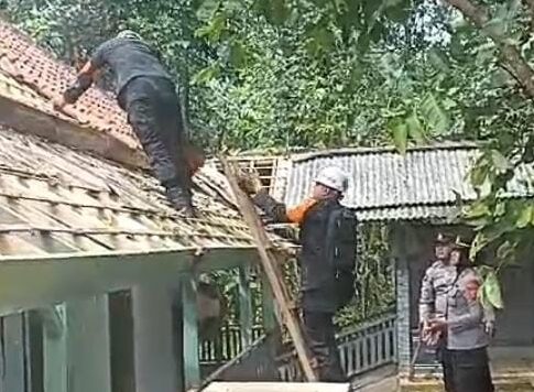 Ketpot: Pasukan Brimob Polda Jabar, Koramil dan Polsek Kawali saat kerja bakti membantu warga Desa Jatinagara yang terkena musibah angin puting beliung