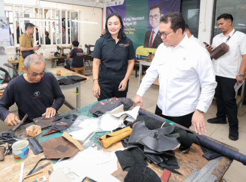 Menteri Perdagangan (Mendag) RI, Budi Santoso, didampingi oleh Pj Wali Kota Bandung, A. Koswara dan Pj Gubernur Jawa Barat, Bey Machmudin mengunjungi beberapa UMKM di Kota Bandung. Salah satunya Tegep Boots & Accessories dan Machine56 di Jalan, Pasirluyu Kota Bandung Jabar Senin (23/12/2024) -Ist-