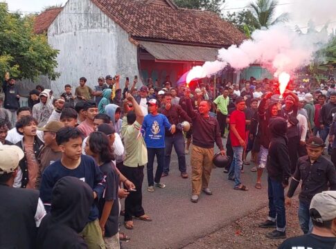 oto: Suasana aksi masa di depan kantor desa Sindangjaya Pangandaran