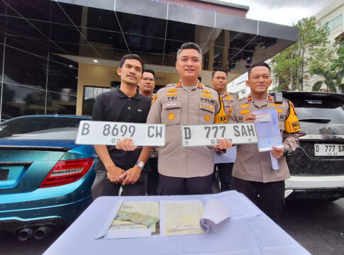 Foto: Polres Cimahi amankan dua kendaraan usai viral gunakan plat nomor sama. (Arif)