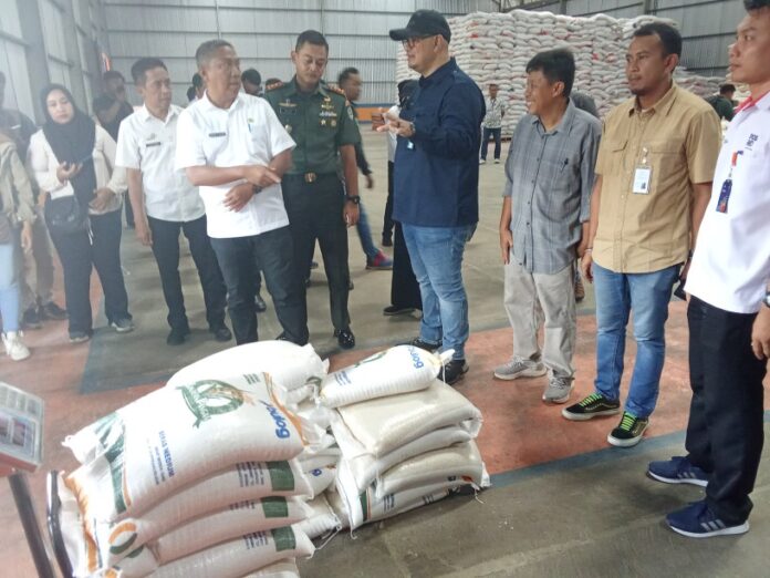 Ketpot: Bantuan Pangan yang akan disalurkan kepada KPM di Ciamis saat di periksa Sekda Kabupaten Ciamis Andang Firman