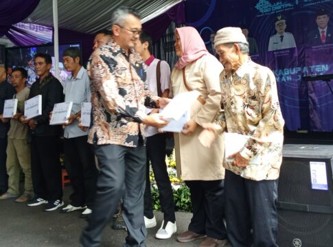 Ketpot: PJ Bupati Ciamis Budi Waluya saat menyerahkan hadiah kepada wajib pajak