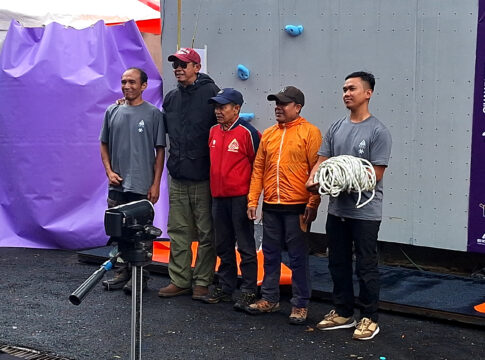 Foto: Cihanjuang Climbing Competition diikuti ratusan peserta dari berbagai daerah. (Arif)