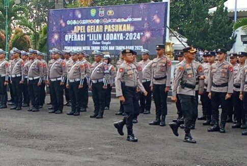 Ketpot: Penyematan pita kepada pasukan oleh Kapolres Ciamis AKBP Akmal