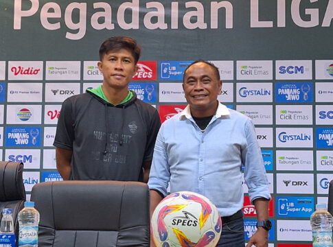 Foto : Pelatih PSKC Cimahi, Kas Hartadi (kanan) saat konferensi pers usai pertandingan. (Arif )