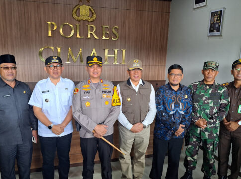 Foto: Kapolres Cimahi, AKBP Tri Suhartanto (tengah) usai Apel Gelar Pasukan Operasi Lilin Lodaya 2024. (Arif)