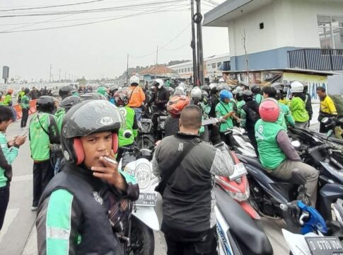 Ratusan pengemudi ojek online (ojol) melakukan aksi penyisiran di kawasan Masjid Al-Jabbar. Penyisiran itu dilakukan pasca kejadian di Stasiun Cimekar yang mengakibatkan satu orang dilarikan ke rumah sakit akibat pendarahan di kepala