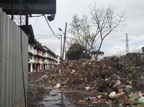 Tumpukan Sampah di Pasar Caringin Kota Bandung