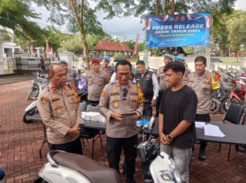 Poto: Kapolres Pangandaran AKBP Mujianto saat menyerahkan sepeda motor kepada pemiliknya