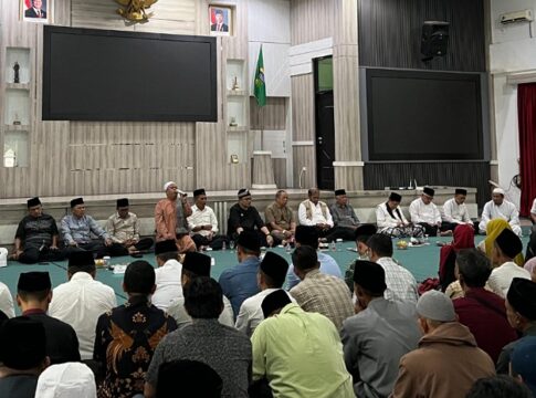 Pasangan Ade Sugianto dan Iip Miptahul Paoz menggelar istighosah