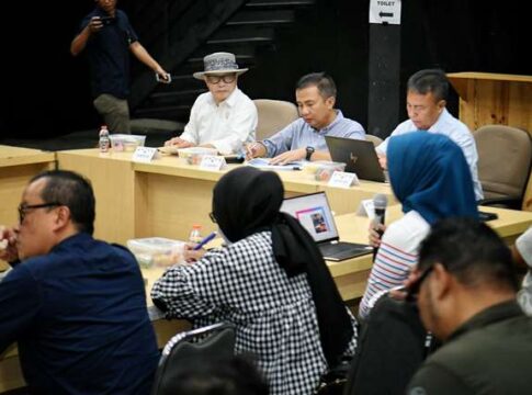 Caption: Penjabat Gubernur Jabar Bey Machmudin didampingi Sekretaris Daerah Herman Suryatman beserta stakehokders memimpin rapat penanganan di Gedung Pusat Kebudayaan di Jalan Naripan, Kota Bandung, Minggu (3/11/2024)